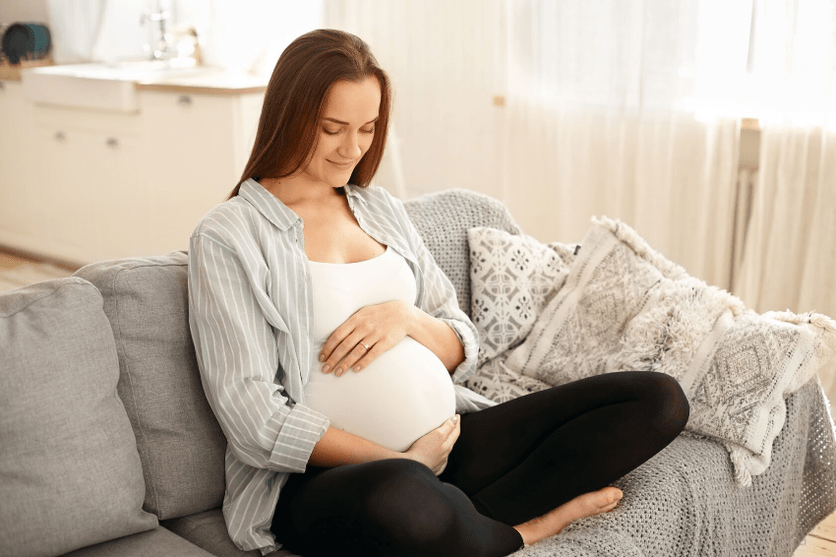 Regularny odpoczynek pomoże kobiecie w ciąży złagodzić ból pleców w okolicy lędźwiowej